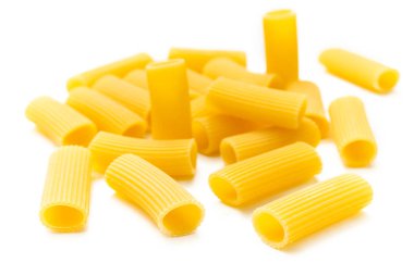 Beyaz arka plan üzerinde ham Maccheroni makarna izole 