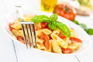 Çanak penne makarna ile taze domates, zeytin yağı, kekik ve fesleğen, Akdeniz gıda 