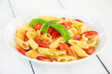 Çanak penne makarna ile taze domates, zeytin yağı, kekik ve fesleğen, Akdeniz gıda 