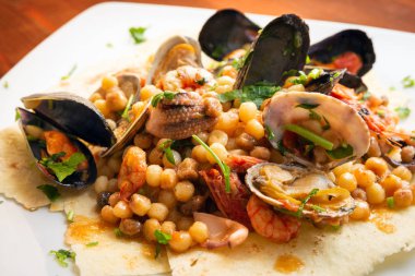 Fregola, deniz ürünleri ile tipik Sardunyalı durum buğday makarna, Sardunya geleneksel tarifi 