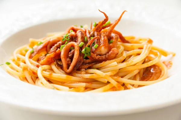 Schotel Van Italiaanse Spaghetti Met Inktvis Saus Mediterrane Gerechten — Stockfoto