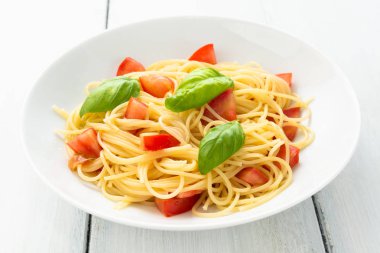 Tabak spagetti taze domates ve fesleğen yaprağı, Akdeniz yemekleri ile 