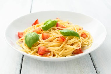 Tabak spagetti taze domates ve fesleğen yaprağı, Akdeniz yemekleri ile 