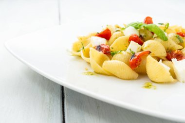 Mozzarella peyniri, domates ve taze fesleğen, Akdeniz yemekleri ile İtalyan tofe makarna yemeği 