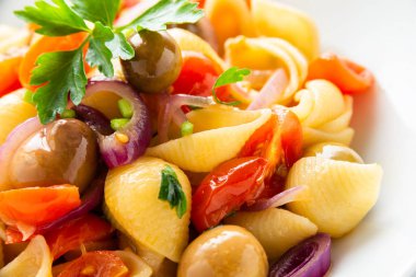 domates, soğan, zeytin, zeytinyağı ve maydanoz ile İtalyan kabuk makarna yemeği 