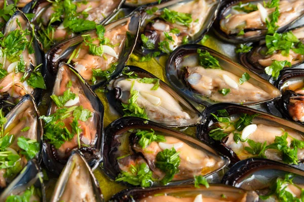 Pila Mejillones Frescos Con Aceite Oliva Perejil — Foto de Stock