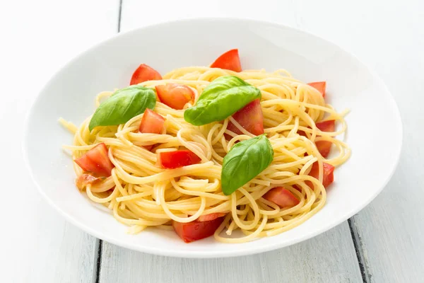 Tabak spagetti taze domates ve fesleğen yaprağı, Akdeniz yemekleri ile 