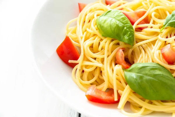 Блюдо Спагетти Свежими Помидорами Листьями Базилика Средиземноморская Кухня — стоковое фото