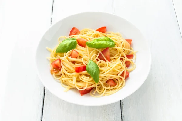 Schotel Van Spaghetti Met Verse Tomaten Basilicum Mediterrane Gerechten — Stockfoto