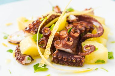 Ahtapot ve patates salatası, tipik Akdeniz yemekleri