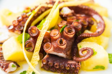 Ahtapot ve patates salatası, tipik Akdeniz yemekleri