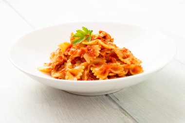 Balık yahni soslu farfalle makarna yemek