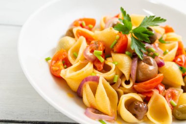 Makarna Crudaiola, İtalyan kabuk makarna sebzeli yemek