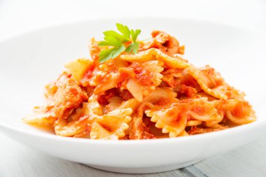 Balık yahni soslu farfalle makarna yemek