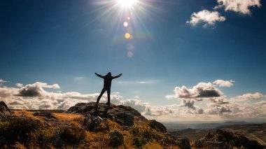 dağın tepesinde duran adam