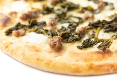 Napoli pizzası beyazda izole. 