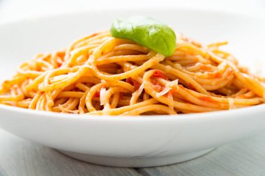 Domates soslu ve peynirli spagetti.