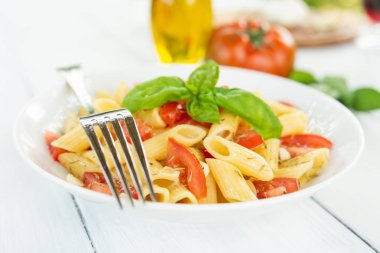 Penne makarna ile zeytin yağı, taze domates, fesleğen ve kekik, Akdeniz yemek tarifi yemeği