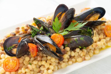 Fregola, midye, Akdeniz yemekleri ile tipik Sardunyalı makarna yemeği 