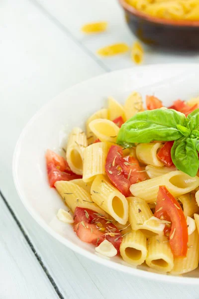 Plato Pasta Penne Con Aceite Oliva Tomate Fresco Albahaca Tomillo — Foto de Stock