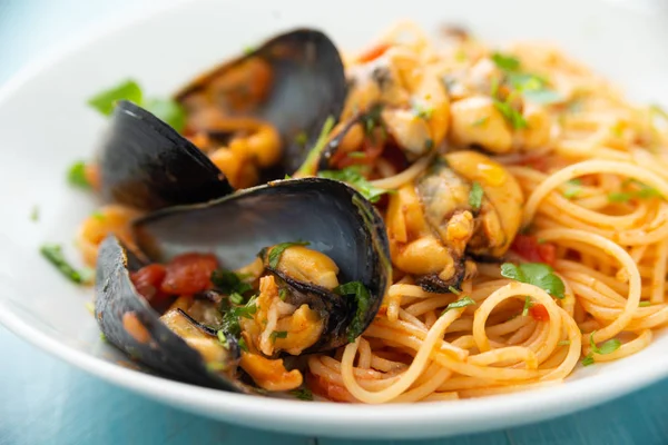 Блюдо Спагетти Мидиями Томатным Соусом Средиземноморская Кухня — стоковое фото