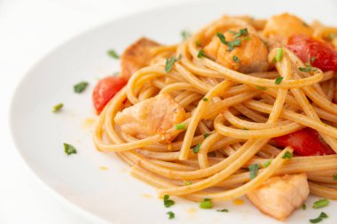 Somon soslu spagetti makarna yemek 