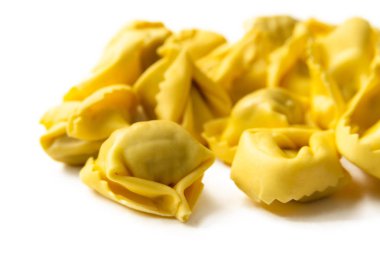 Beyaz arka plan üzerinde izole taze tortellini 