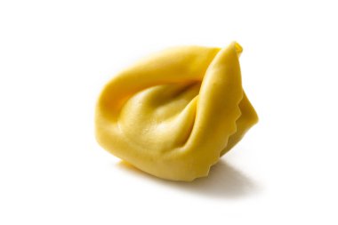Beyaz arka plan üzerinde izole taze tortellino