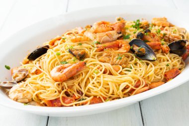 Tabak spagetti makarna ile deniz ürünleri sos, Akdeniz yemekleri 