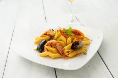 Deniz ürünleri ve bottarga ile tipik İtalyan Makarna, penne allo scoglio çanak 