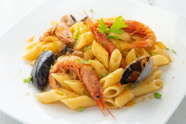 Deniz ürünleri ve bottarga ile tipik İtalyan Makarna, penne allo scoglio çanak 
