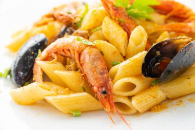 Deniz ürünleri ve bottarga ile tipik İtalyan Makarna, penne allo scoglio çanak 