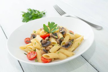 Çanak penne makarna mantar ve kiraz domates, Akdeniz yemekleri 