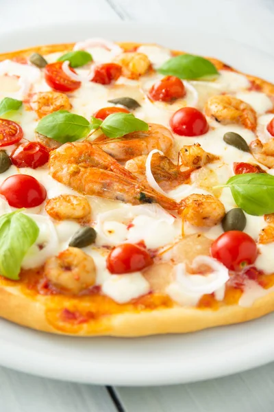 Вкусная Пицца Креветками Помидорами Черри Моцареллой — стоковое фото