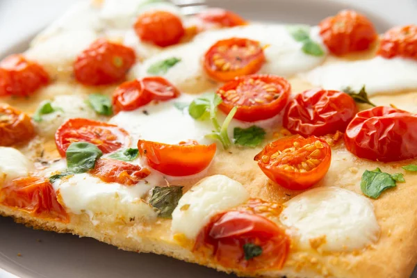 Scheibe Leckere Pizza Mit Mozzarella Und Kirschtomaten — Stockfoto