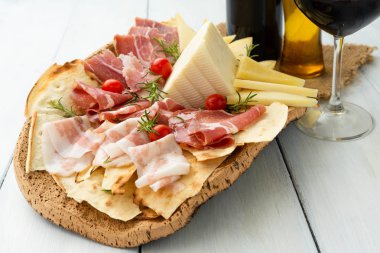 Tipik soğuk etler ve peynirler Sardunya, İtalya'dan tepsi