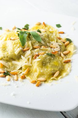 Çam fıstığı ve kahvaltilari peynir, Italyan Mutfagi ile mantı makarna yemeği