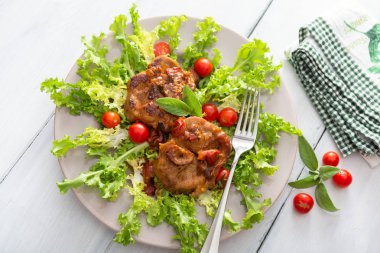 Kızarmış domuz eti kemik iliği kemik ile taze sebze yemek