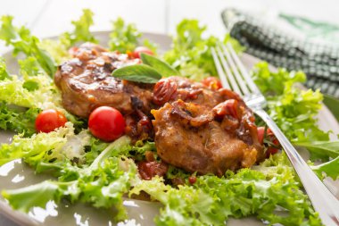 Kızarmış domuz eti kemik iliği kemik ile taze sebze yemek