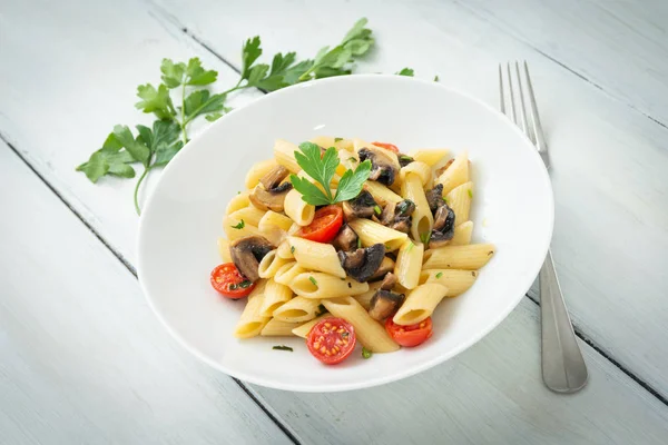 Plato Pasta Penne Con Champiñones Tomates Cherry Comida Mediterránea — Foto de Stock