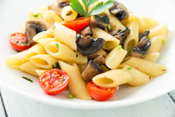 Piatto Penne Con Funghi Pomodorini Cibo Mediterraneo — Foto Stock