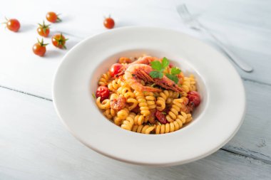 Düdük makarna karides soslu yemek 