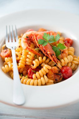 Düdük makarna karides soslu yemek 