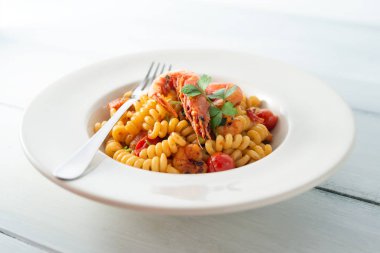 Düdük makarna karides soslu yemek 