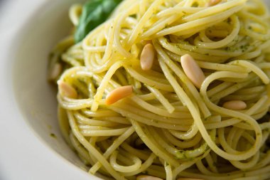 Pesto soslu spagetti yemek Akdeniz yemekleri 