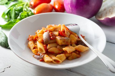 Patlıcan soslu penne makarna yemek Akdeniz yemekleri 