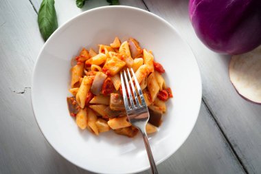 Patlıcan soslu penne makarna yemek Akdeniz yemekleri 