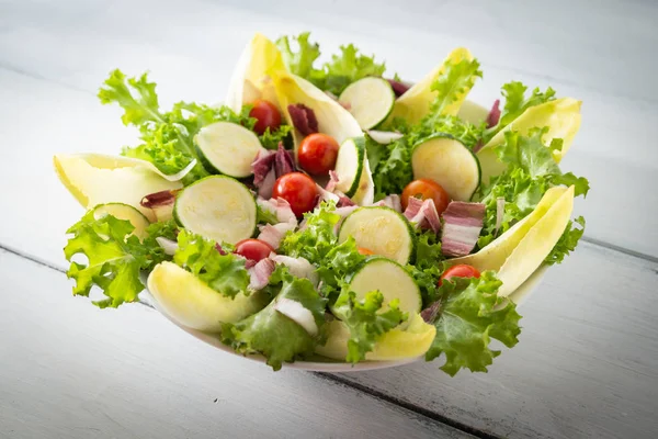 Ensalada Fresca Con Lechuga Radicchio Tomates Cherry Endibia Calabacines — Foto de Stock