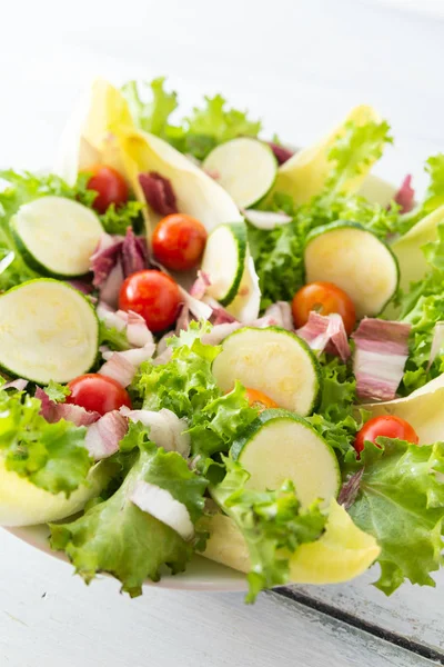 Ensalada Fresca Con Lechuga Radicchio Tomates Cherry Endibia Calabacines — Foto de Stock