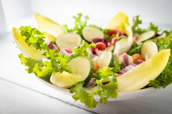 Ensalada Fresca Con Lechuga Radicchio Tomates Cherry Endibia Calabacines — Foto de Stock